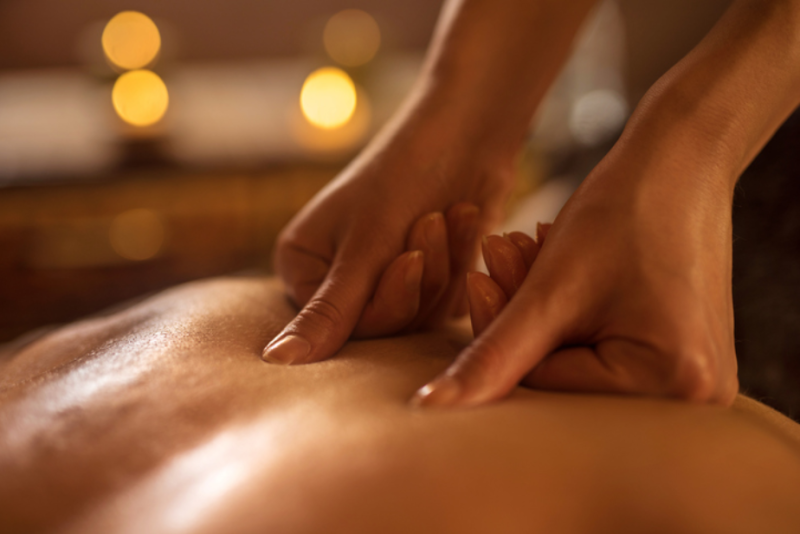 Massage Aroma thư giãn với tinh dầu tại Mahami Spa Nha Trang