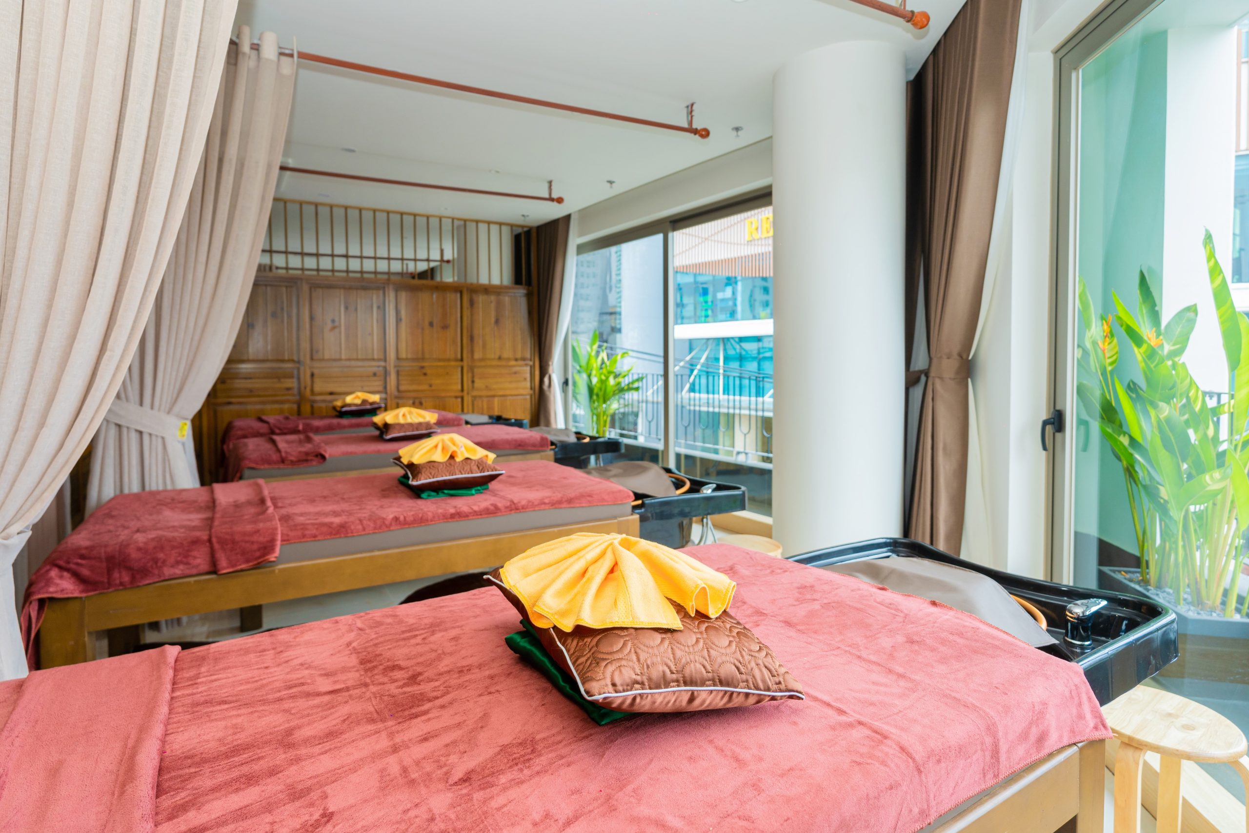 Gội đầu kết hợp massage cổ vai gáy